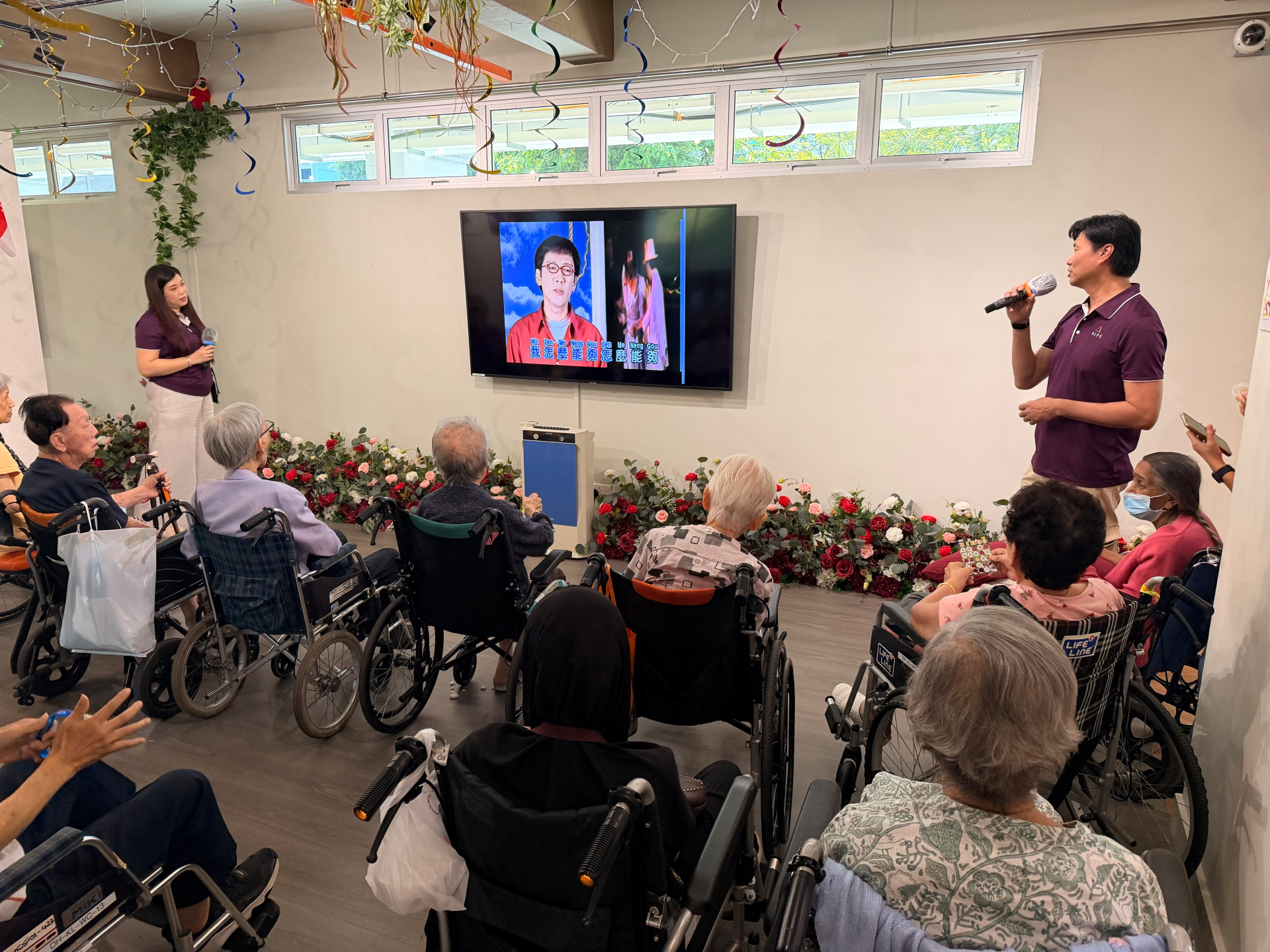 Image of ALPS volunteers at HCA Oasis @ Woodlands Day Hospice, interacting with patients